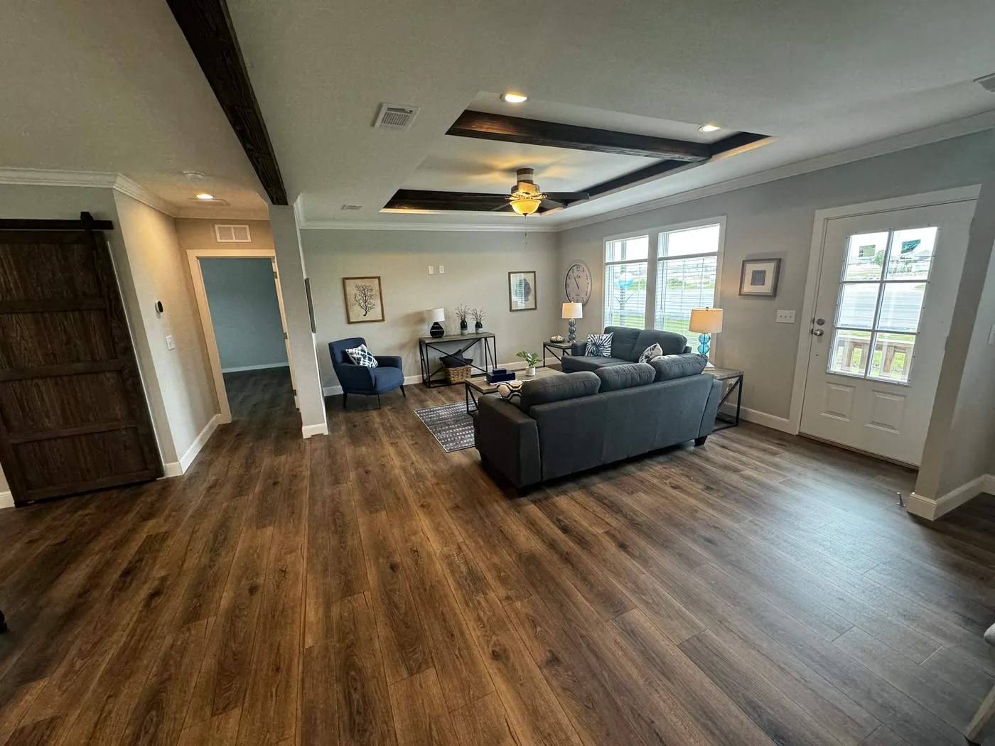 HUGE FAMILY ROOM