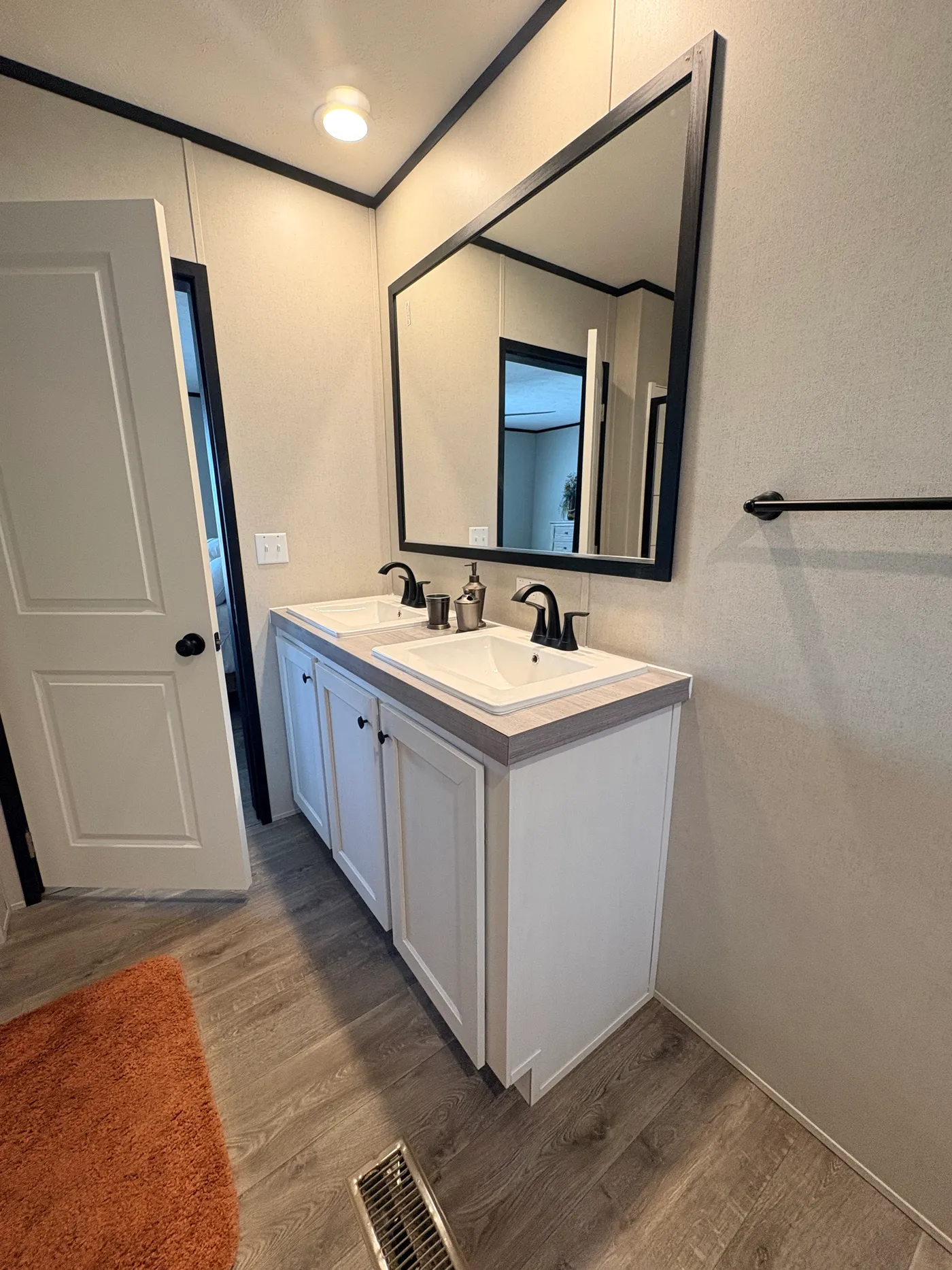 Double Lavs, Large mirror
