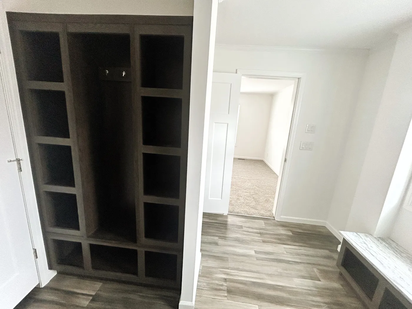 Even more storage in the main bathroom. 