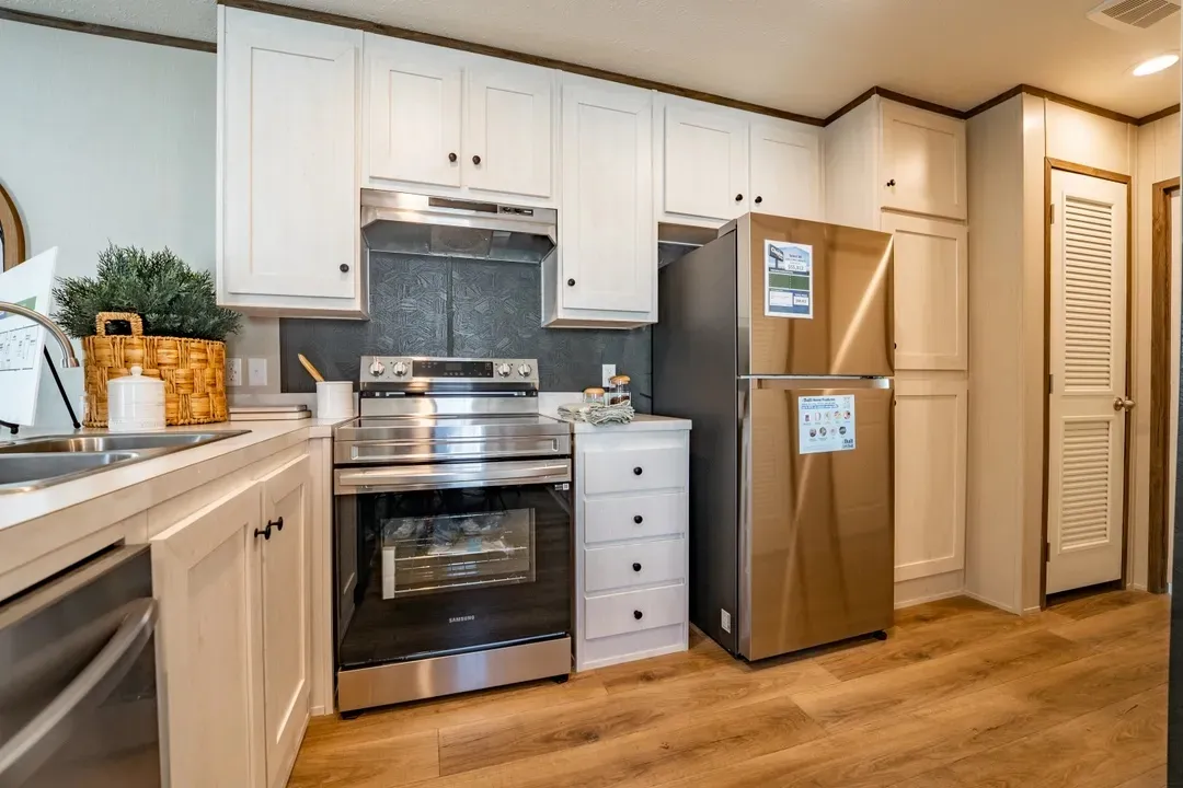 Beautiful manufactured tiny home kitchen with stainless steel samsung appliances. Best deals and prices on Clayton Built manufactured home in texas.