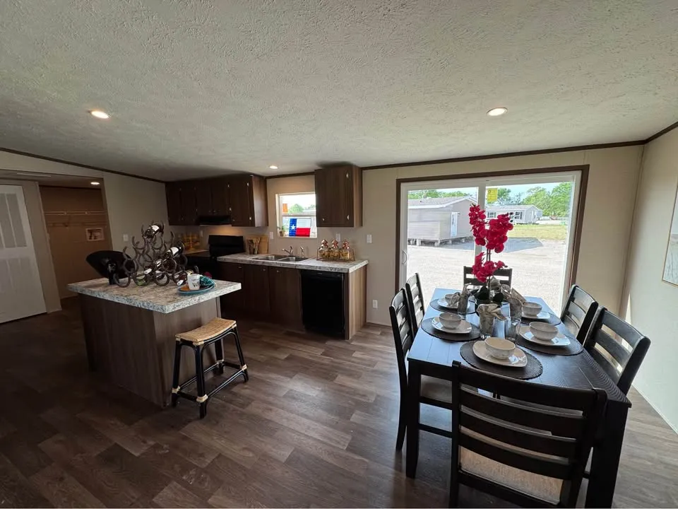 Clayton double wide, dining  room 3 bedroom 2 bath manufactured home in Mabank, Tx, affordable manufactured home, move-in ready