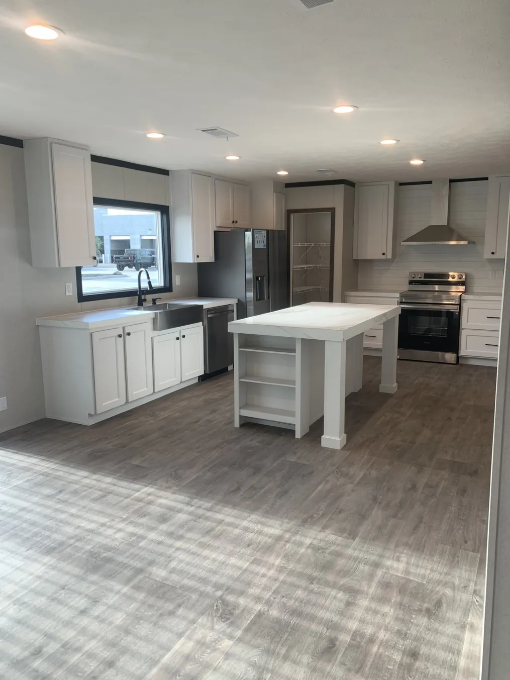 Large kitchen - Dinner party friendly! Boasting with a large walk-in pantry!