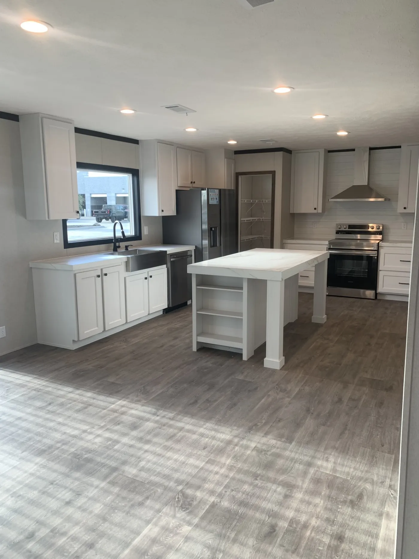 Large kitchen - Dinner party friendly! Boasting with a large walk-in pantry!