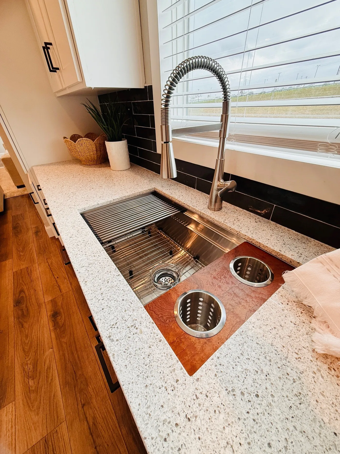 This beautiful farmhouse-style workstation sink adds both elegance and convenience to the kitchen. With built-in accessories and plenty of space, it’s perfect for washing, prepping, and making cleanup easy.