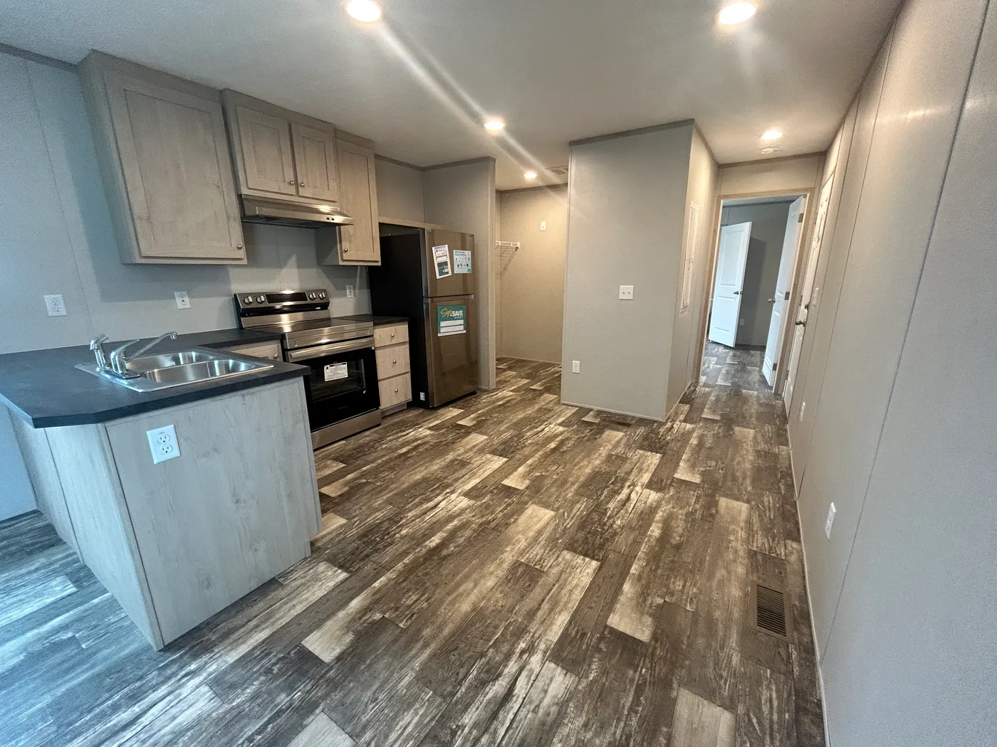 Another view of the kitchen, why not? 