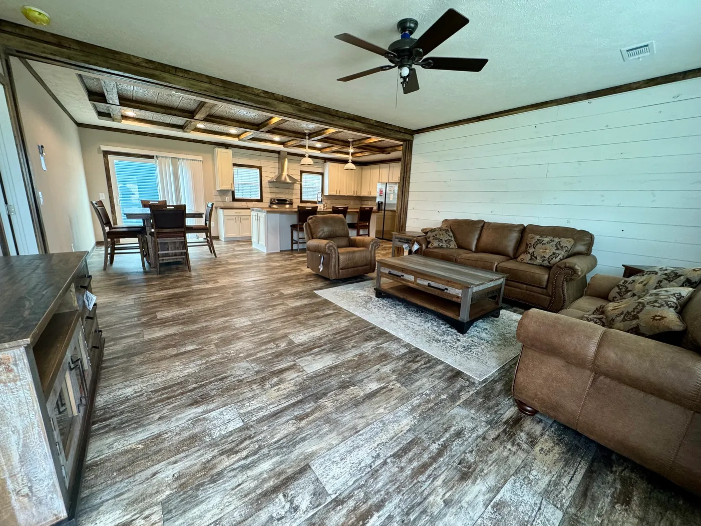 Nice den open to the kitchen. Perfect for entertaining! 