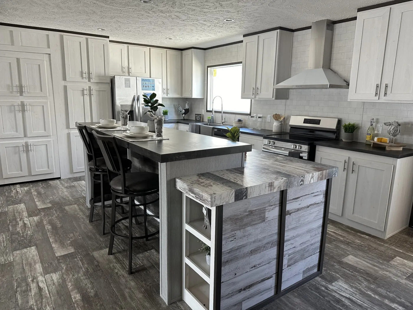 Waves of comfort and class are in the "SHORELINE" home image