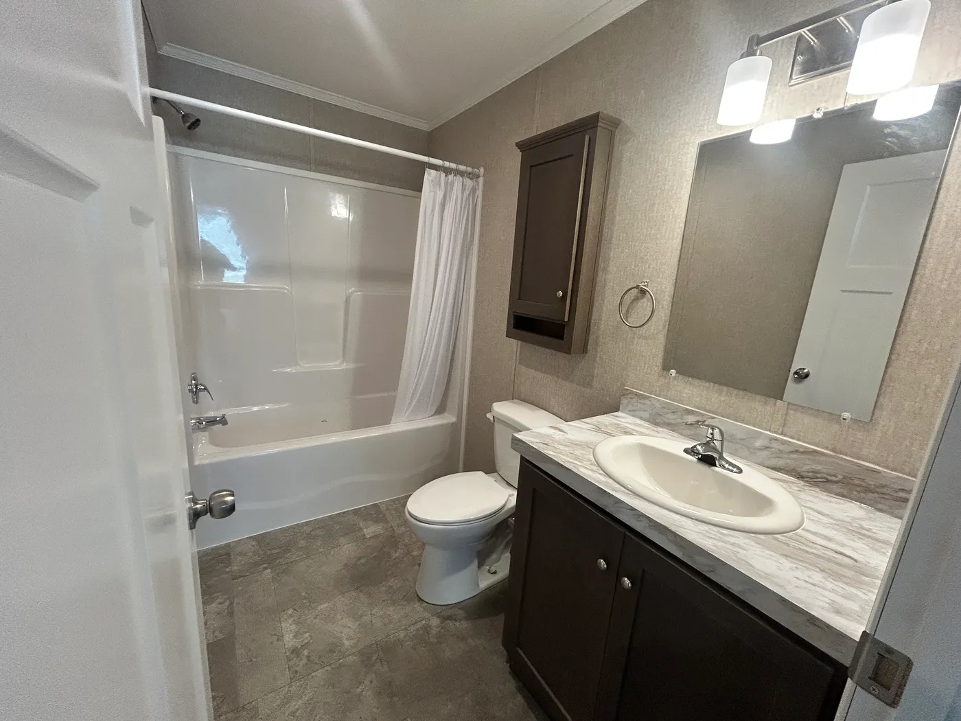 Another look at the guest bathroom. 