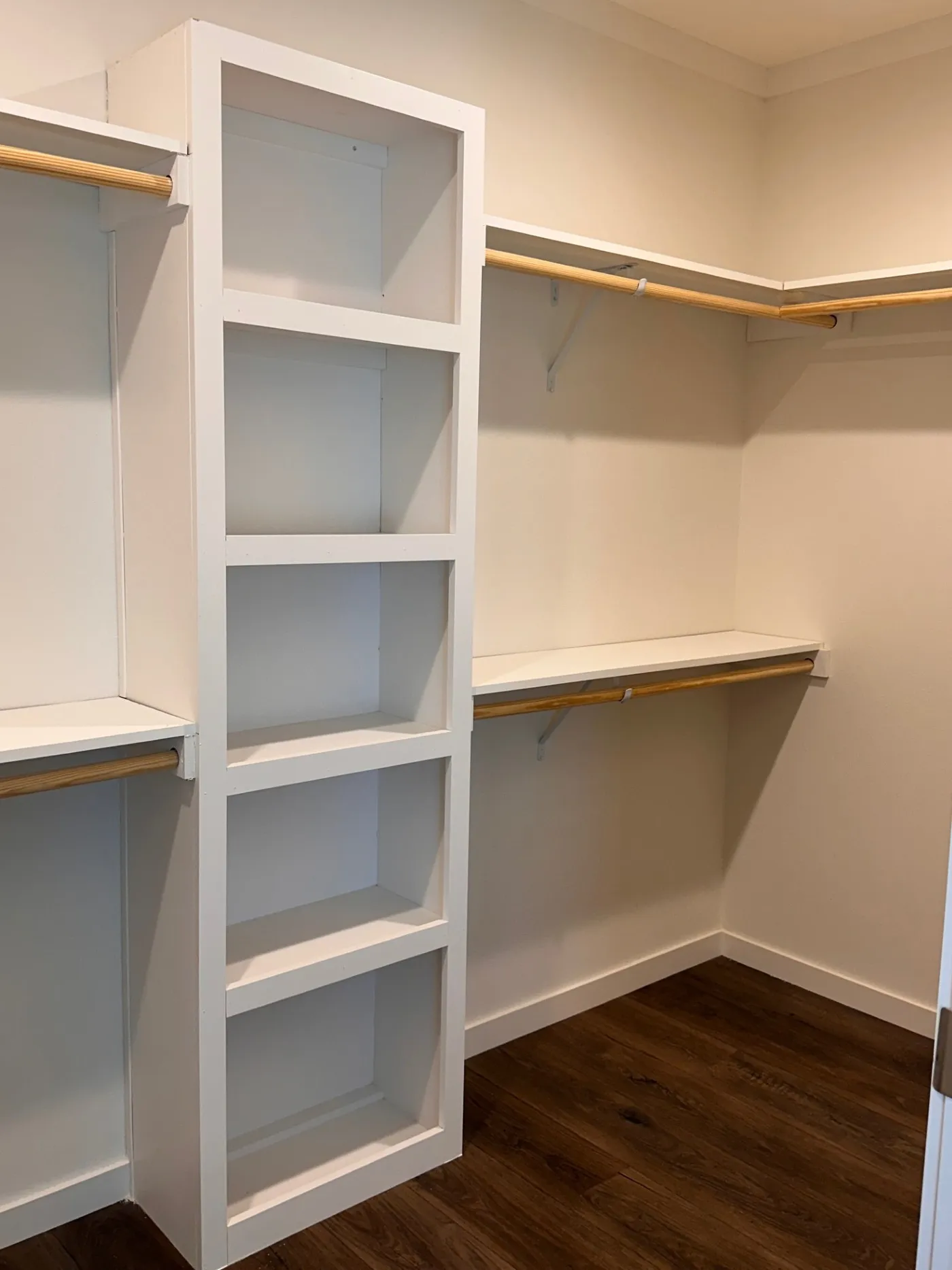 Walk in closet with shelves 