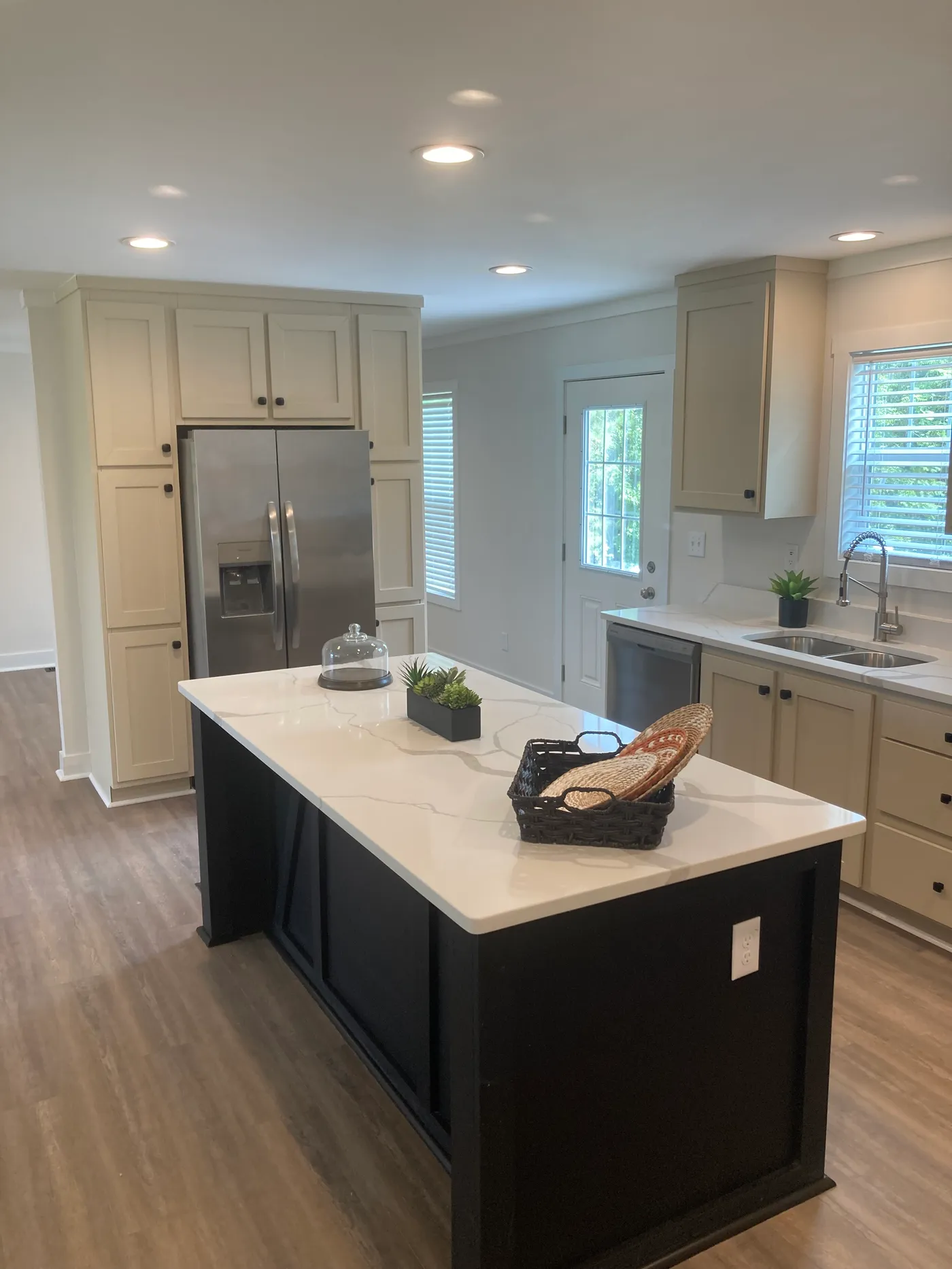 Quartz countertops throughout!