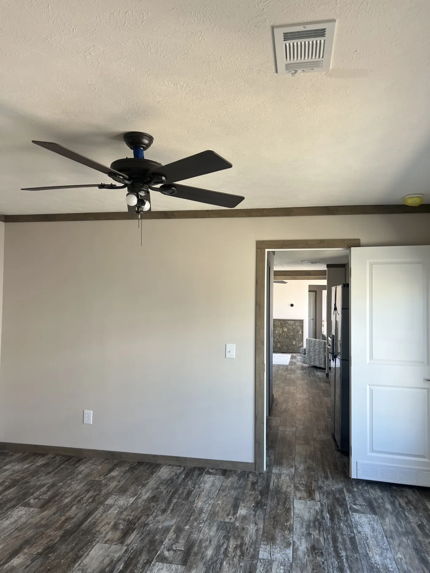 Huge Master Bedroom in this Single Wide No Carpet Through Out!