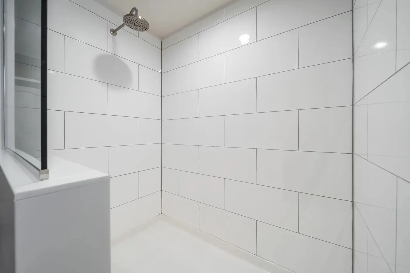 LARGE TILE SHOWER WITH RAINFALL SHOWER HEAD