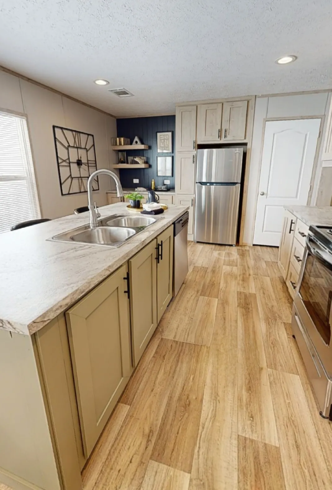 Kitchen, Island and Coffe Bar