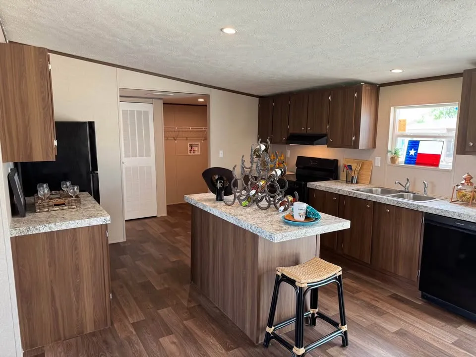 Clayton double wide, kitchen 3 bedroom 2 bath manufactured home in Mabank, Tx, affordable manufactured home, move-in ready