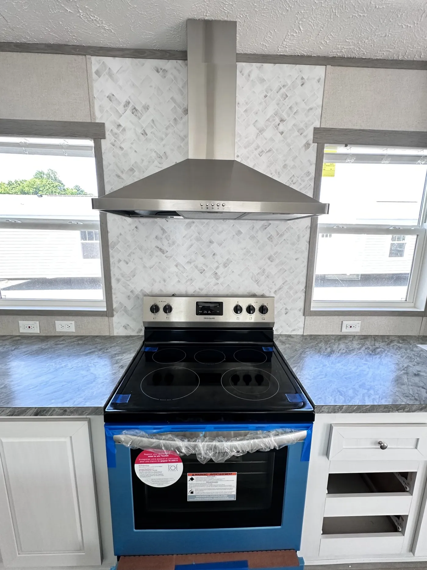 Smooth Top Stove w/stainless hood vent!