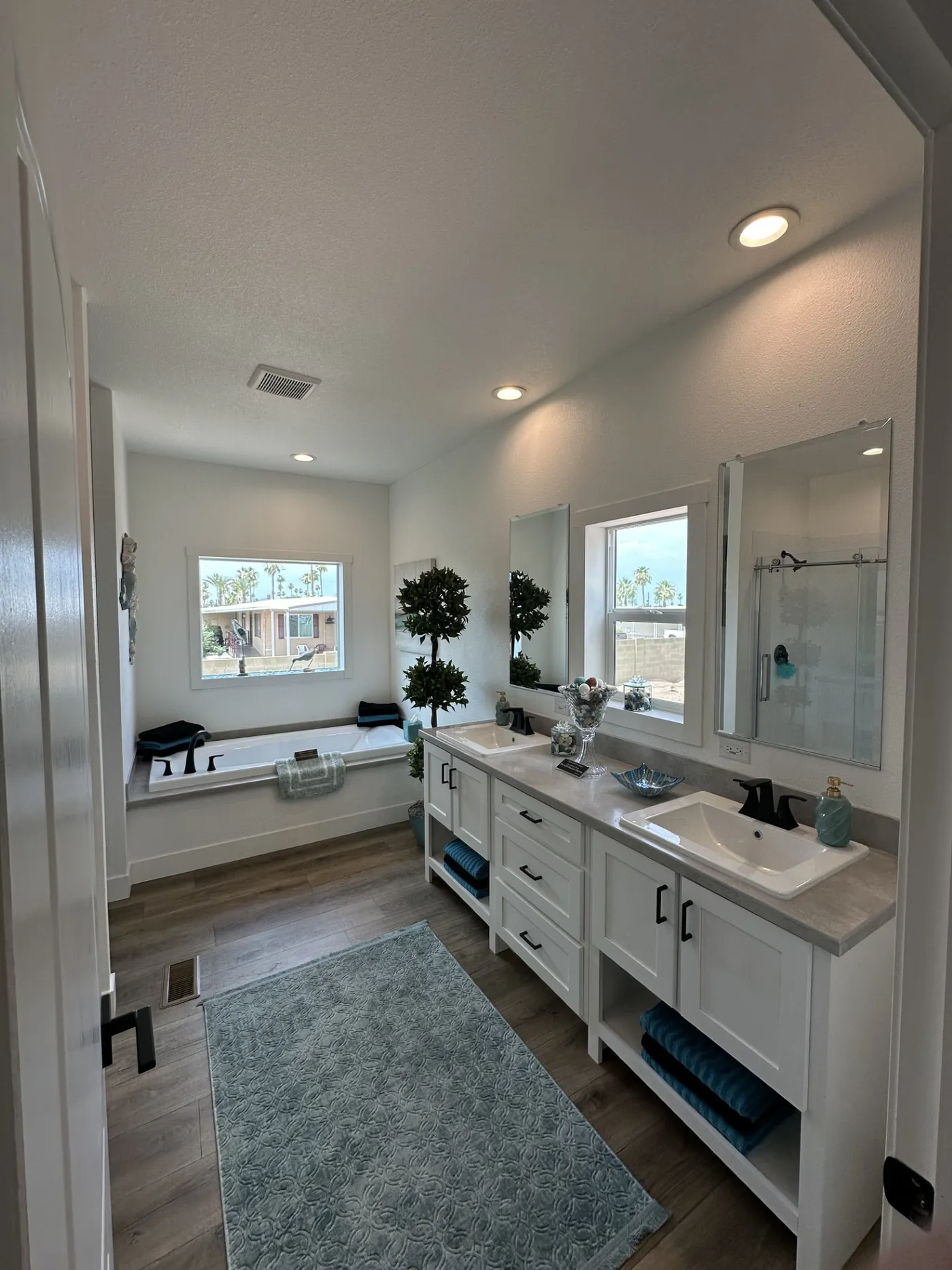 Glamour bath with extra large soaking tub