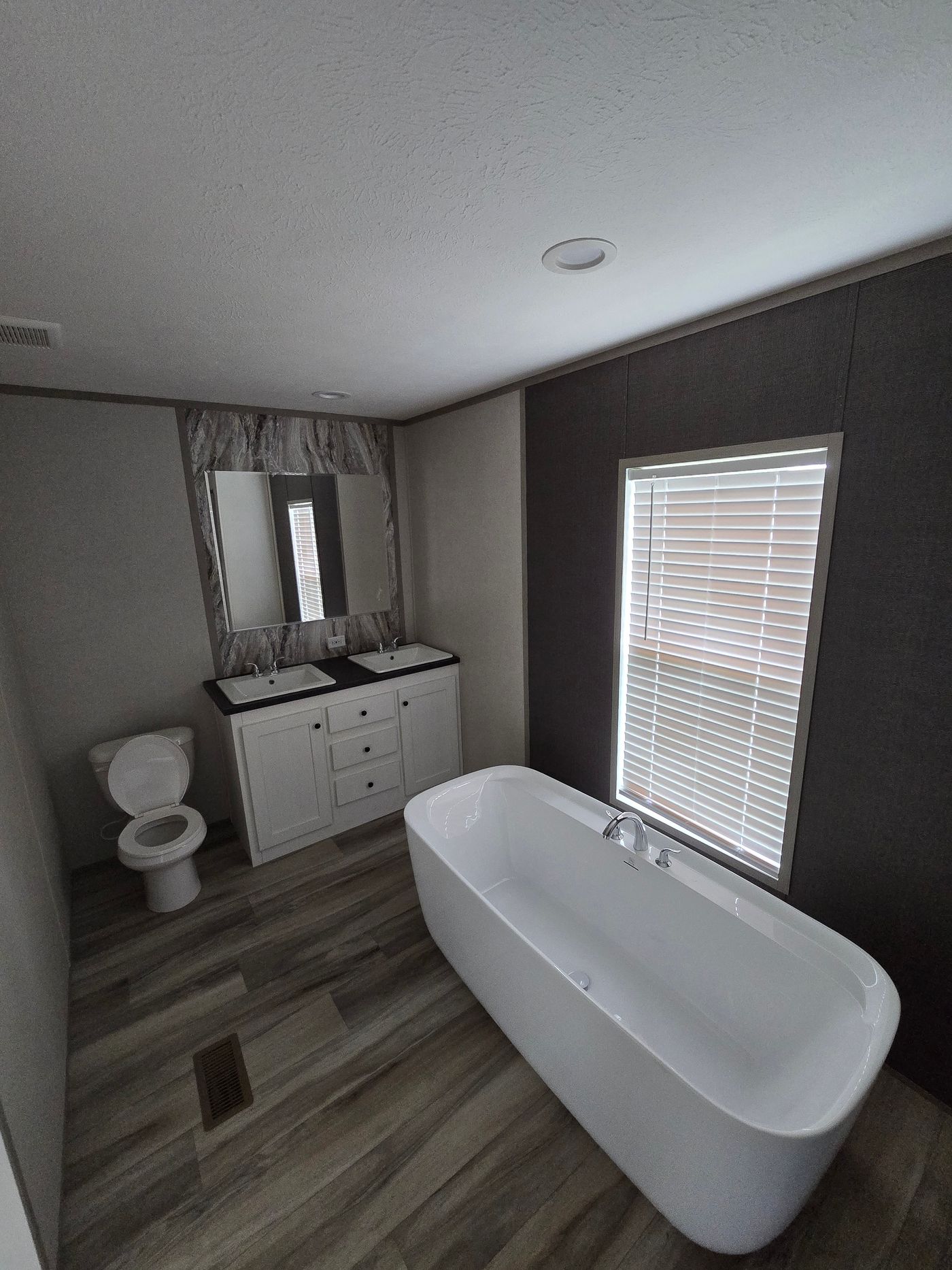 Dual sinks and free standing soaker tub