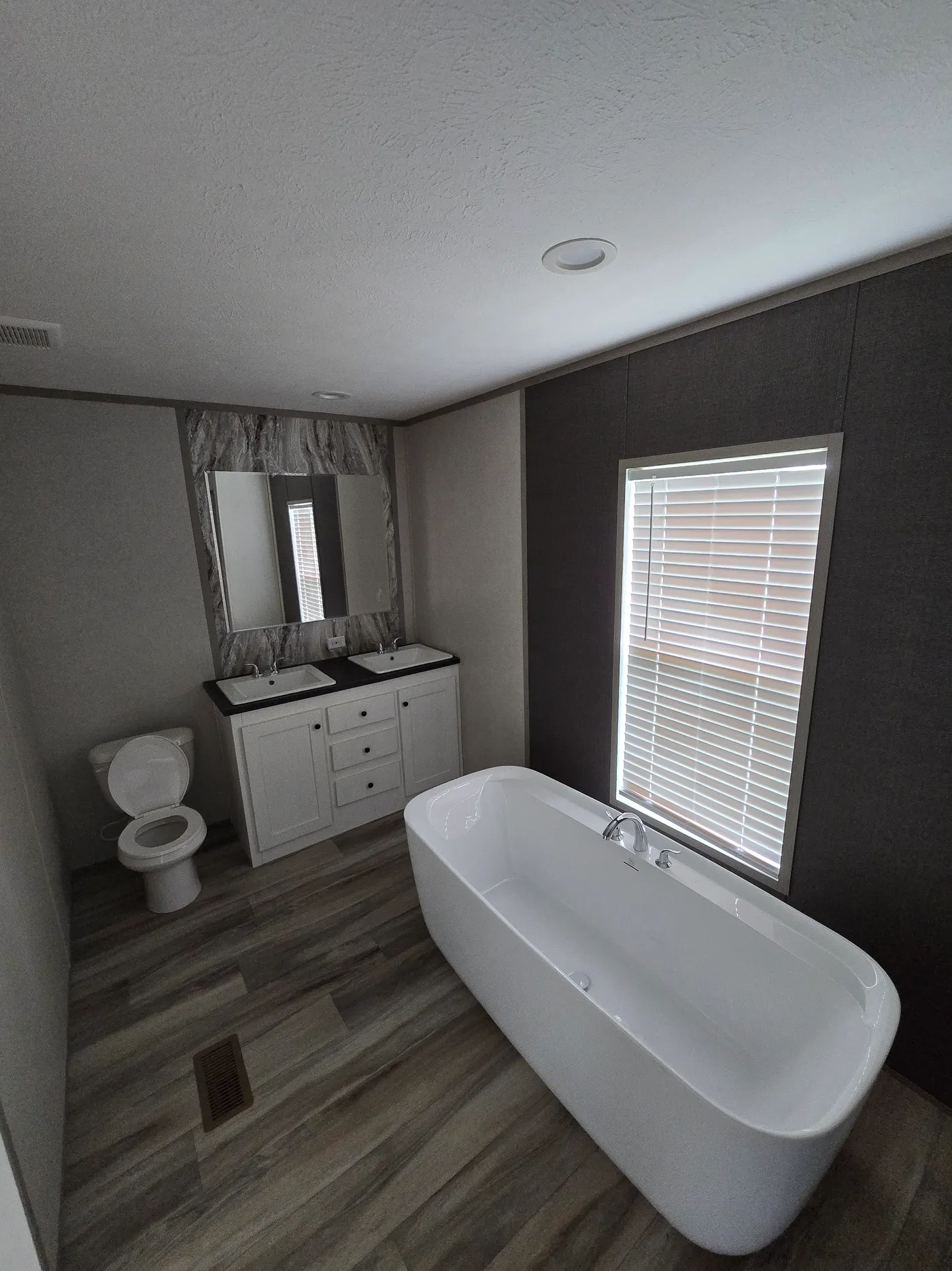 Dual sinks and free standing soaker tub