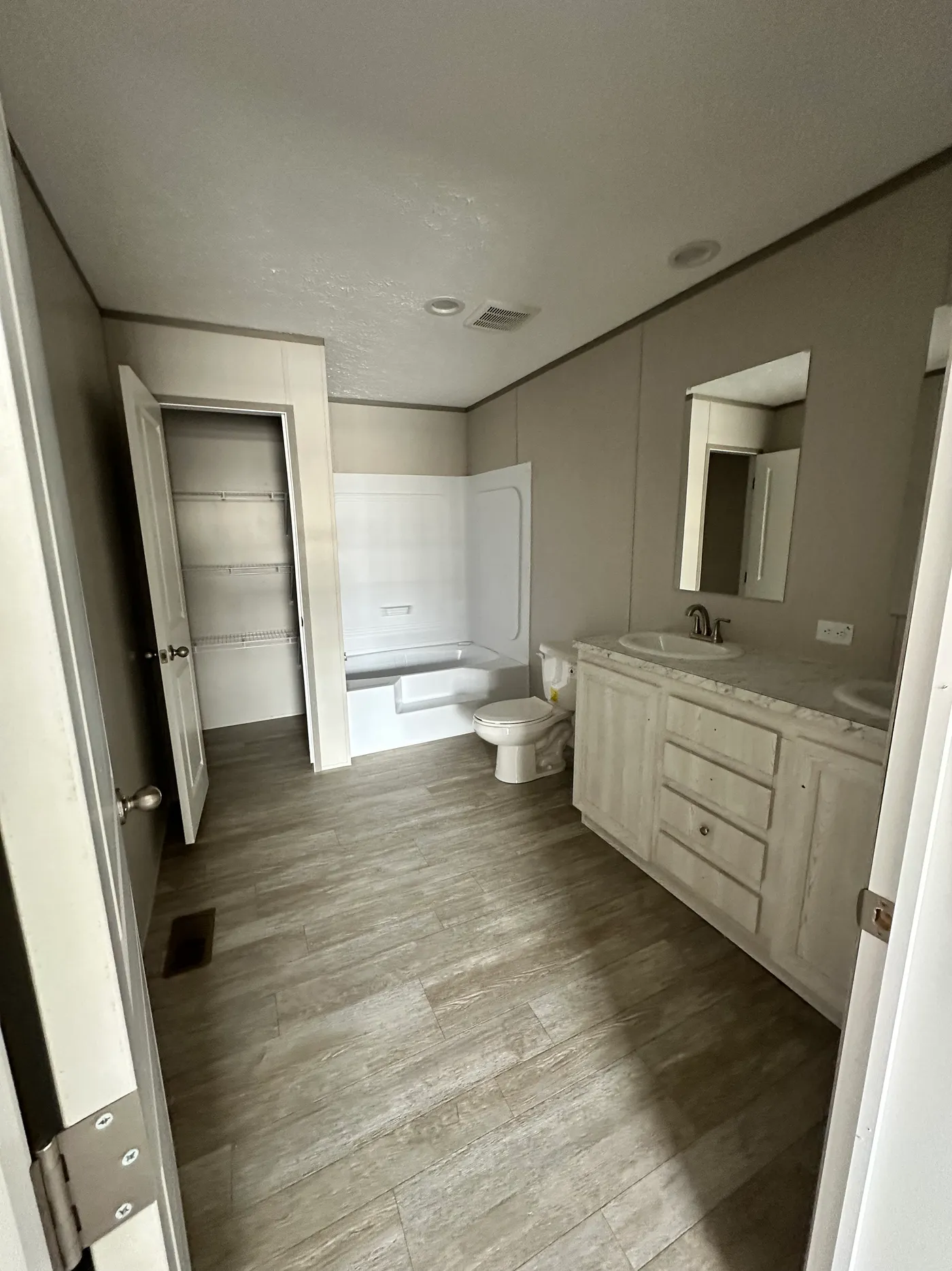 Double vanity sinks in primary bath