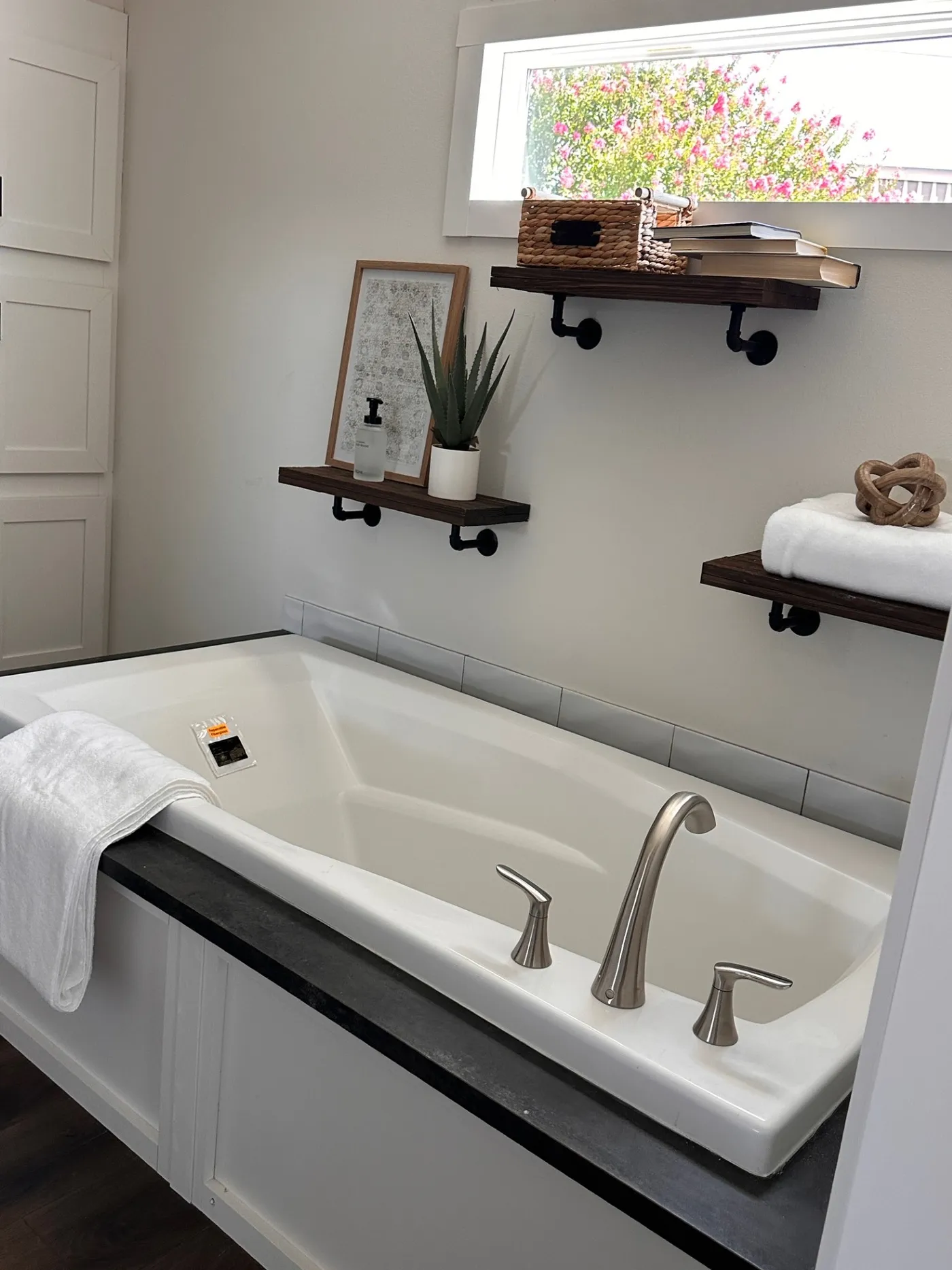 Amazing soaker tub