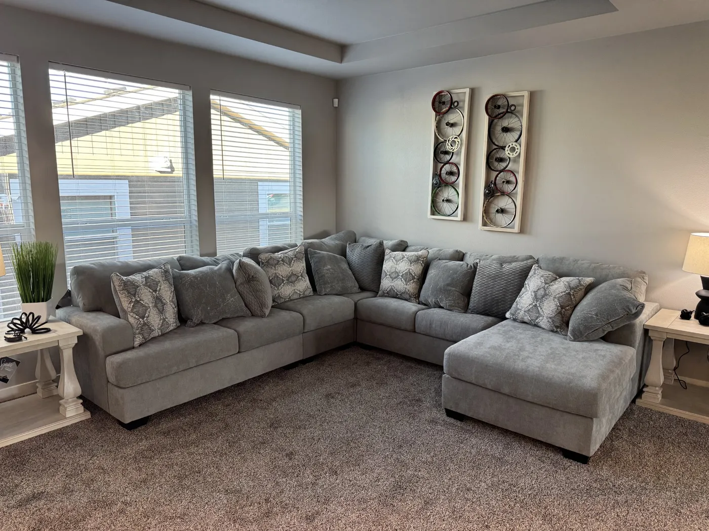 Spacious living room. Room for everyone!!