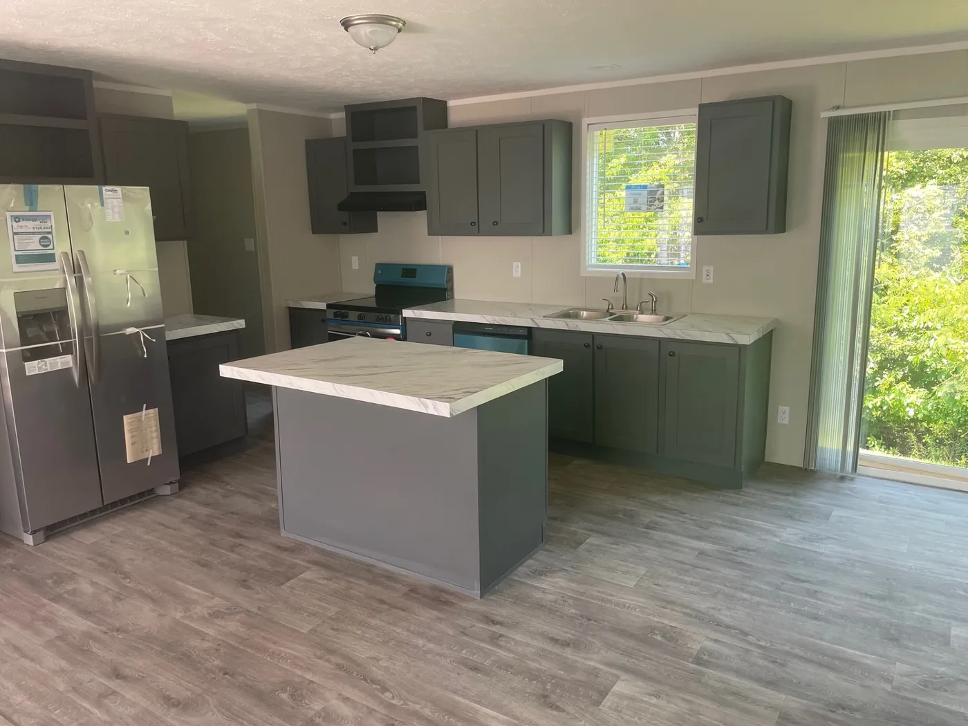 Eat in kitchen with lots of cabinet space!