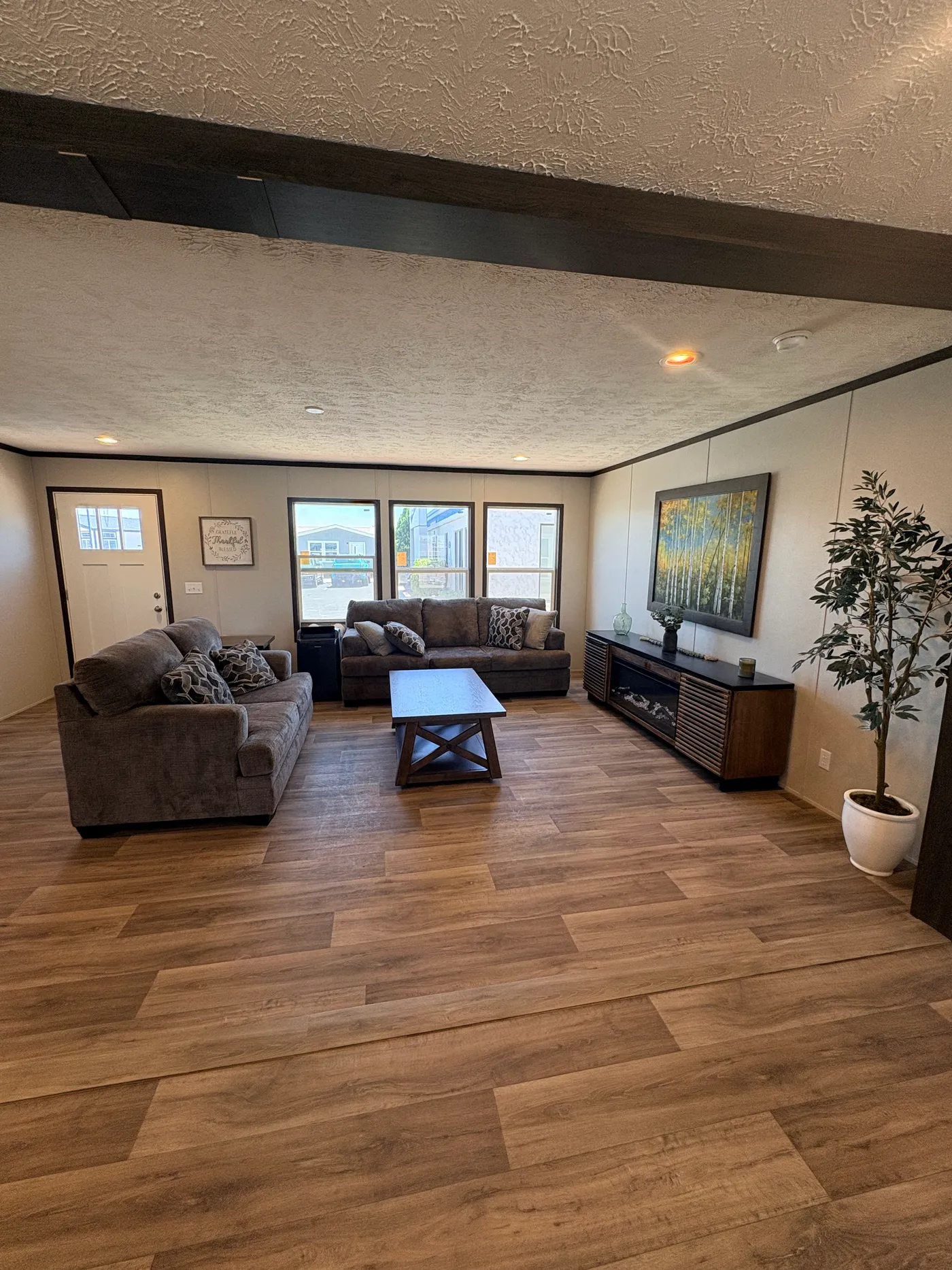 FURNITURE INCLUDED*