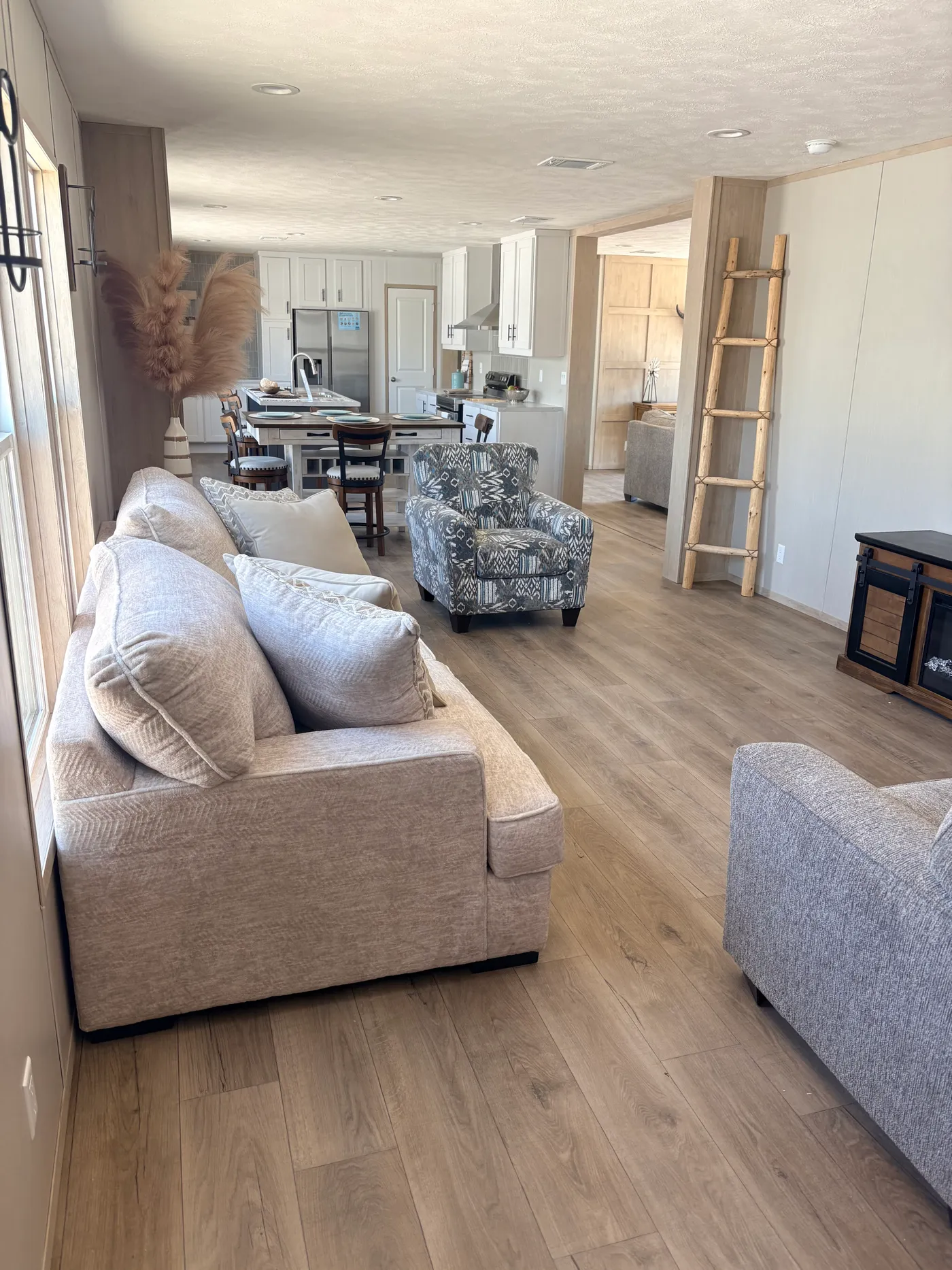 FURNITURE INCLUDED*