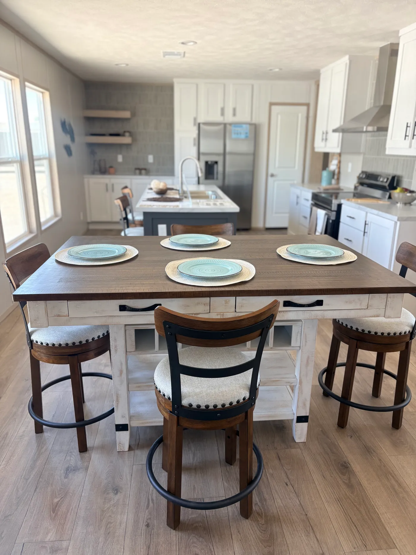 FURNITURE INCLUDED*