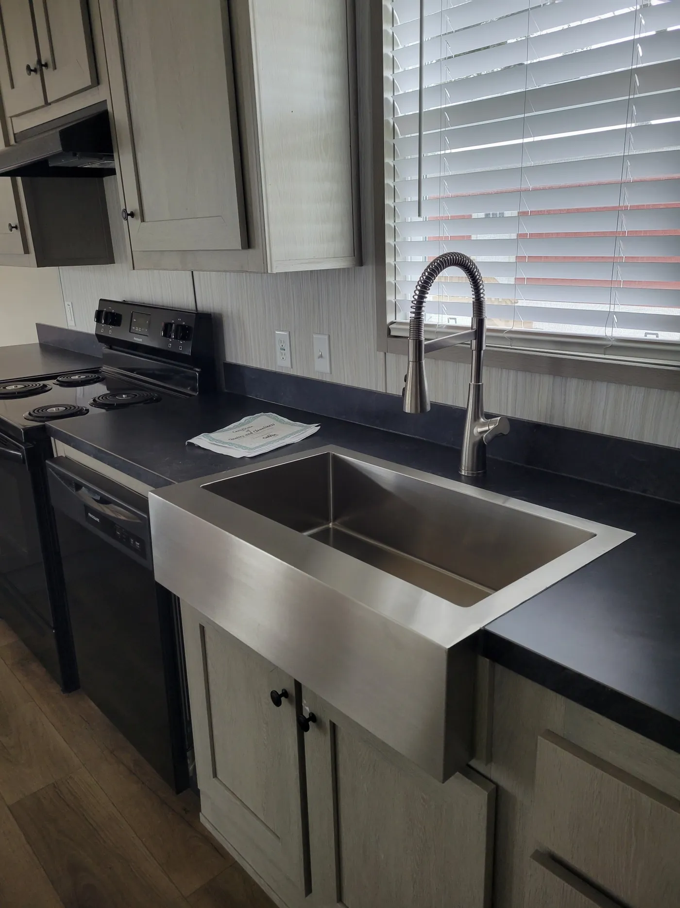 Stainless steel farmhouse sink