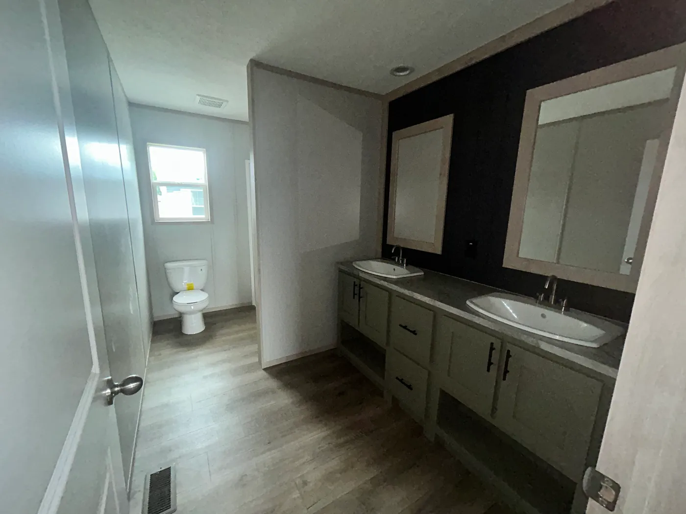Dual sinks inside the main bedroom, what more could you ask for? 