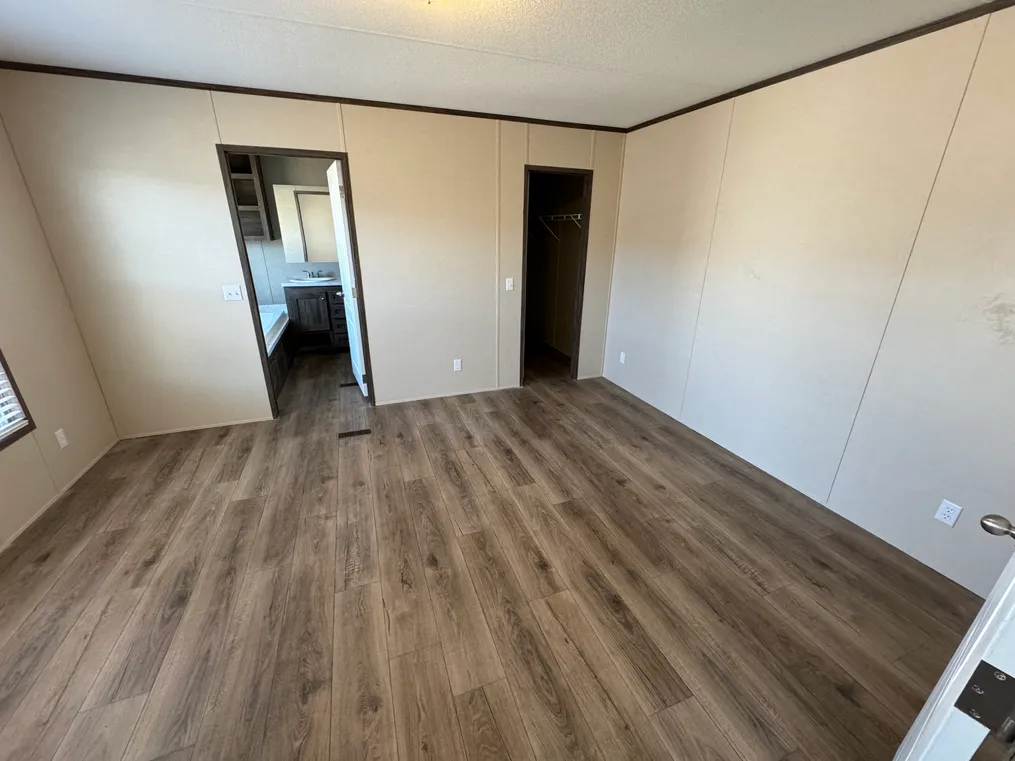 Nice sized primary bedroom with walk-in closet.
