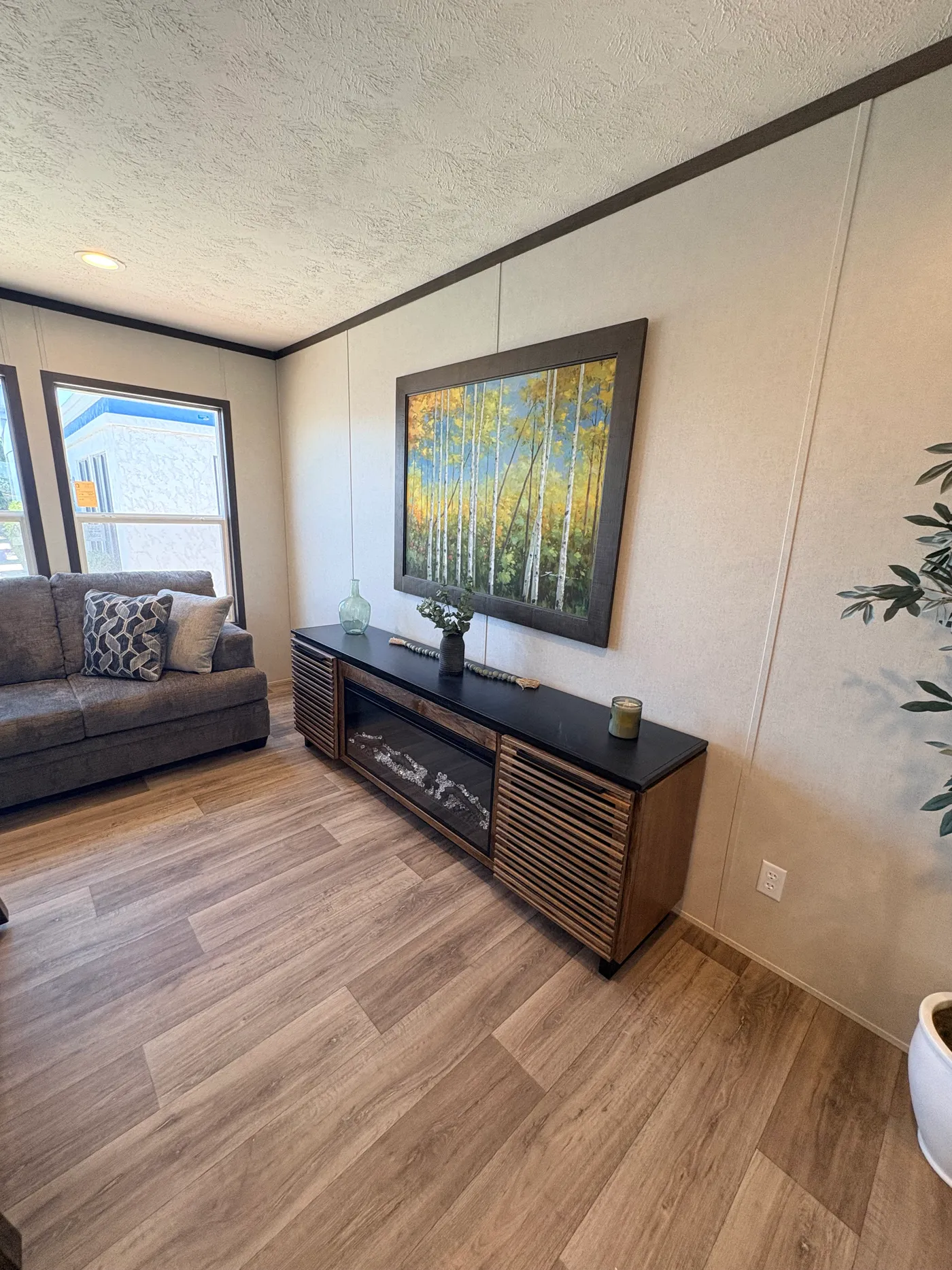 FURNITURE INCLUDED*