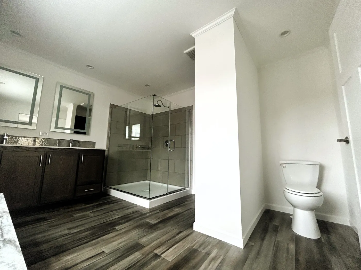 A full view of the bathroom. 