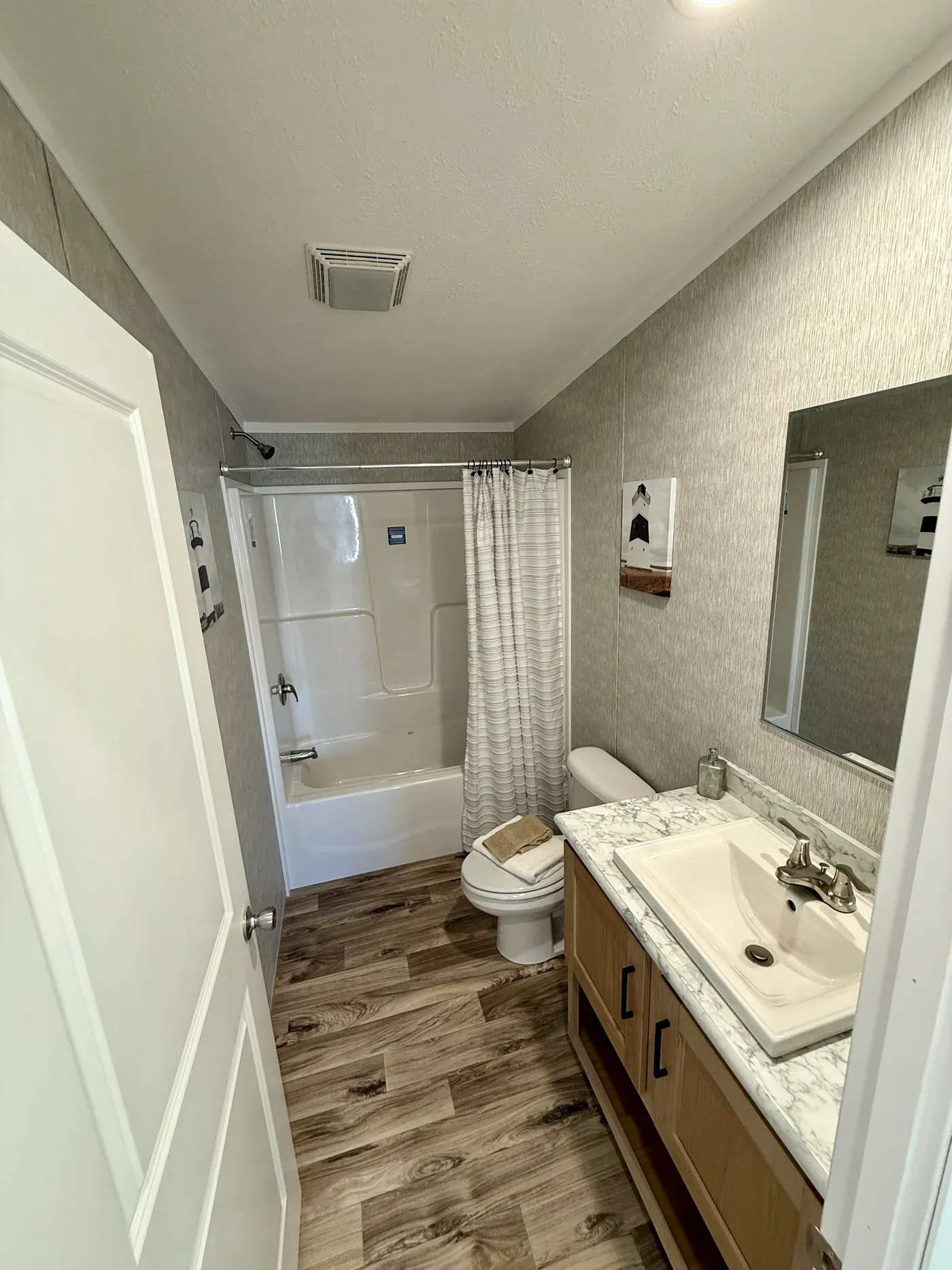 Secondary bathroom 