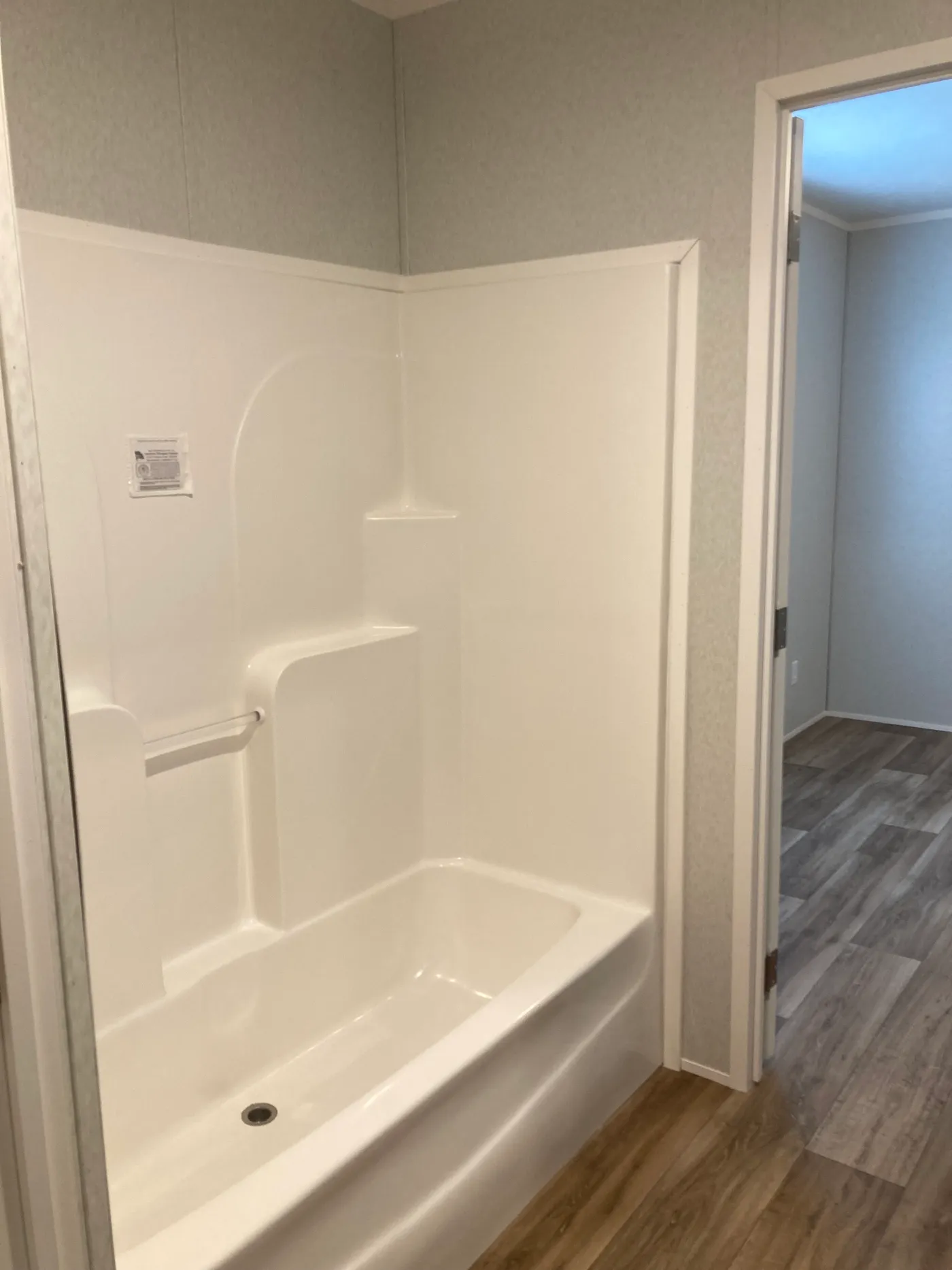 Jack & Jill bathroom joining 2 bedrooms!