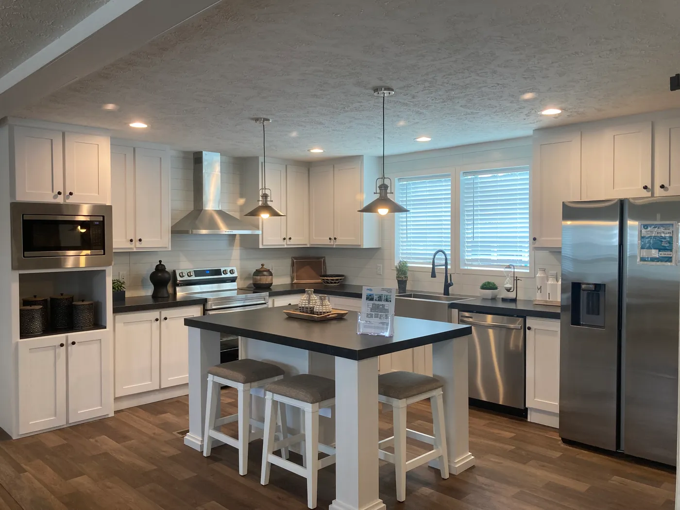 Kitchen appliances included!