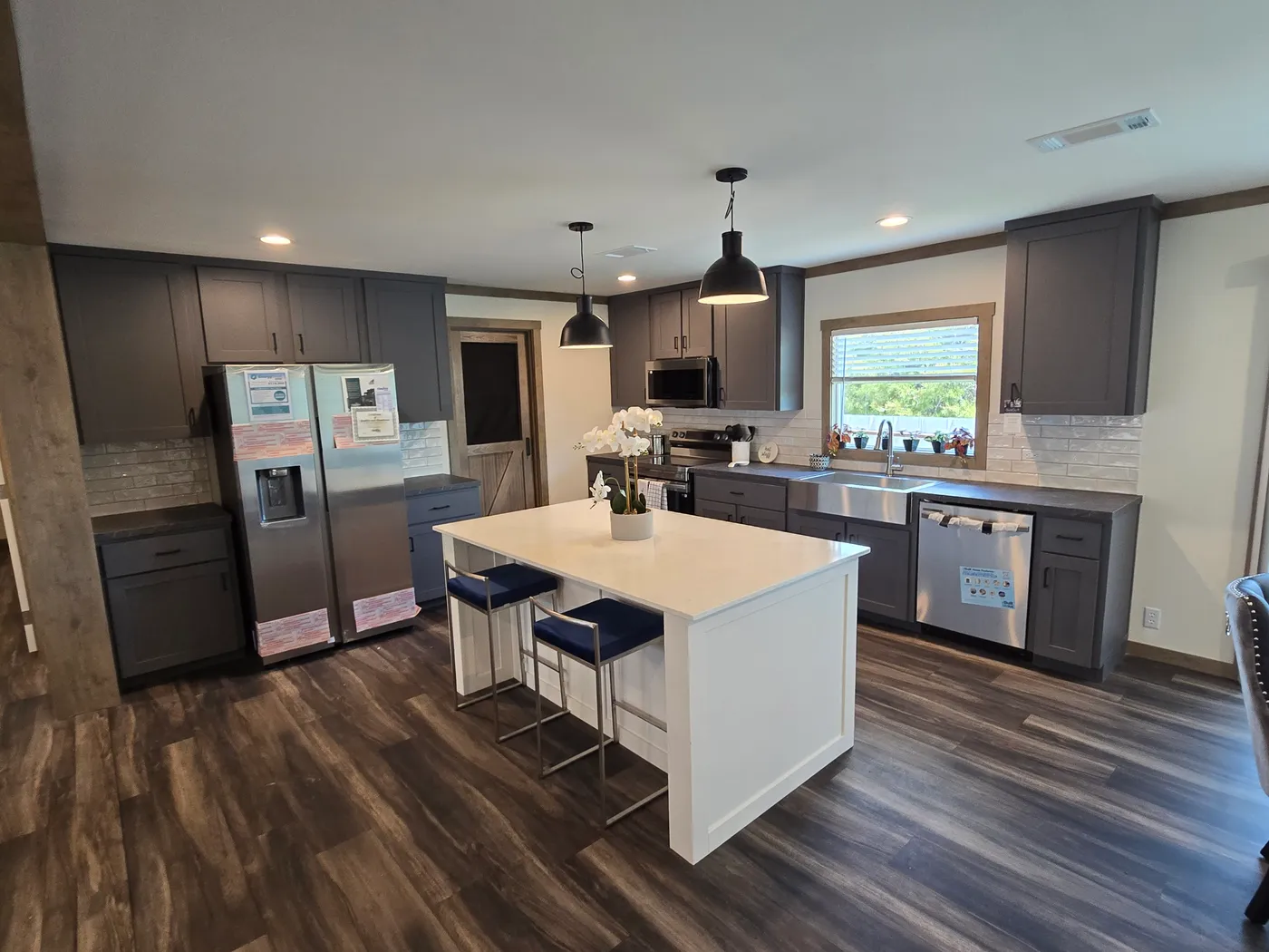 Stainless Steel Samsung Appliance with Soild Surface Quartz Island