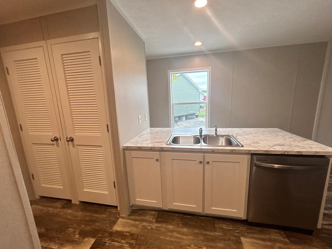 Another view of the kitchen, because... why not? 