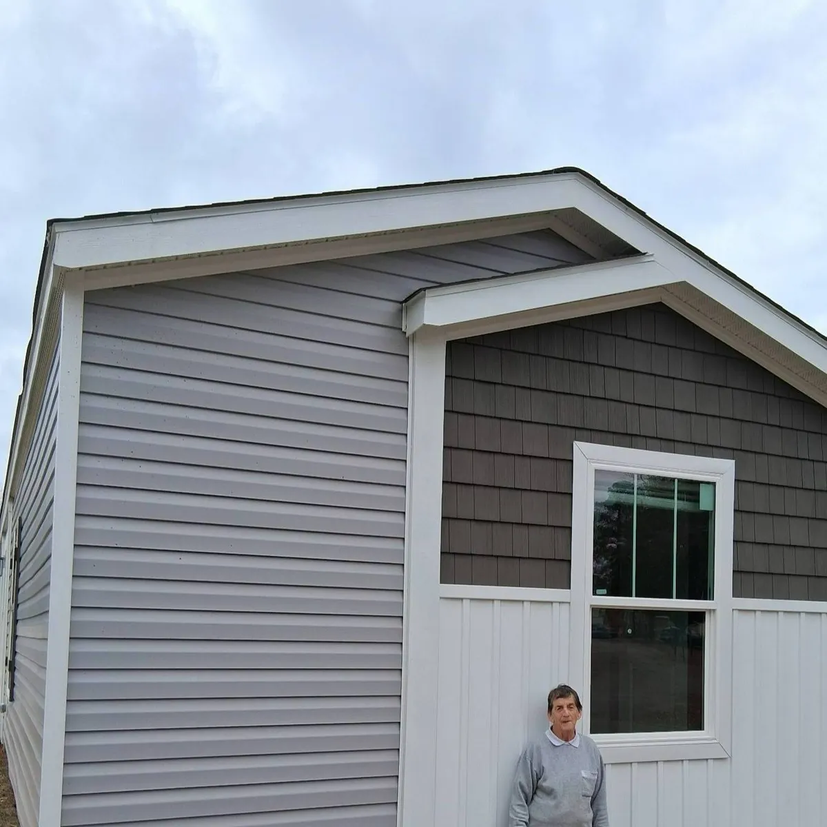 LINDA LEE W. welcome home image